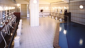 Une salle de bain moderne avec plusieurs lavabos, un grand miroir et un espace piscine.