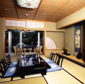 Traditional-Zimmer (Japanese Style Room, New Building) | Zimmersafe, Schreibtisch