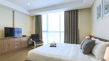 Monolocale, vista città | Una cassaforte in camera, con arredamento individuale, una scrivania