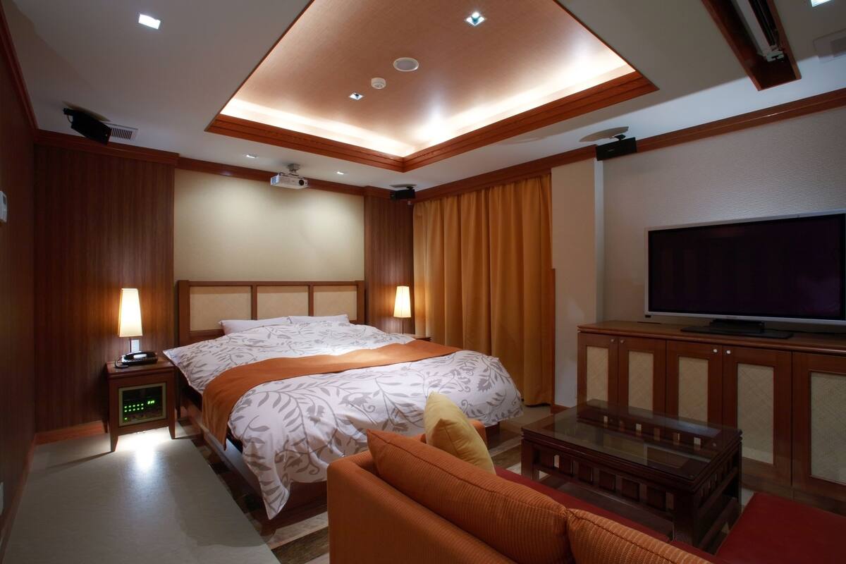 Minibar, free WiFi, bed sheets