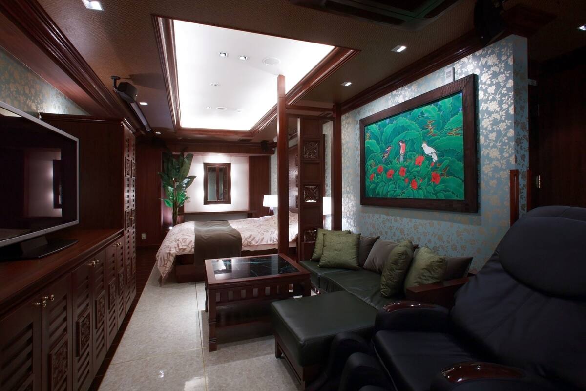 Minibar, free WiFi, bed sheets