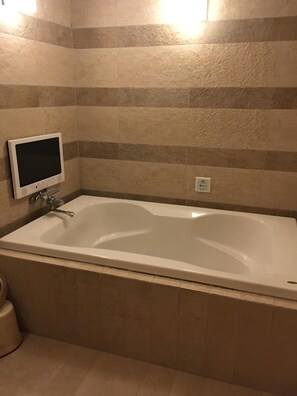 Separate bathtub and shower, jetted bath, free toiletries, slippers