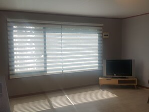 บ้านพัก | บริเวณนั่งเล่น | ทีวีจอแบน, ภาพยนตร์แบบจ่ายต่อเรื่อง