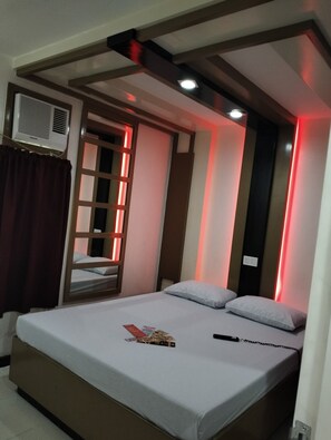 Chambre Deluxe, 1 grand lit | Coffre-fort, bureau, accès au Wi-Fi (inclus), literie fournie