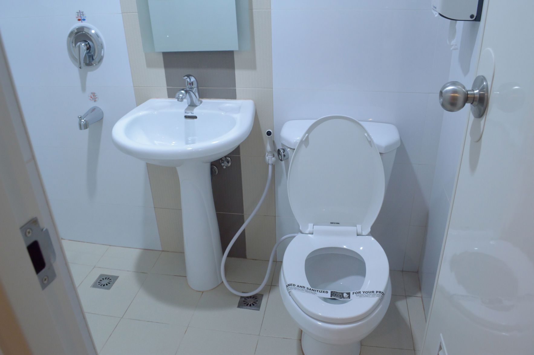 Ducha, artículos de tocador gratuitos, secador de pelo, pantuflas