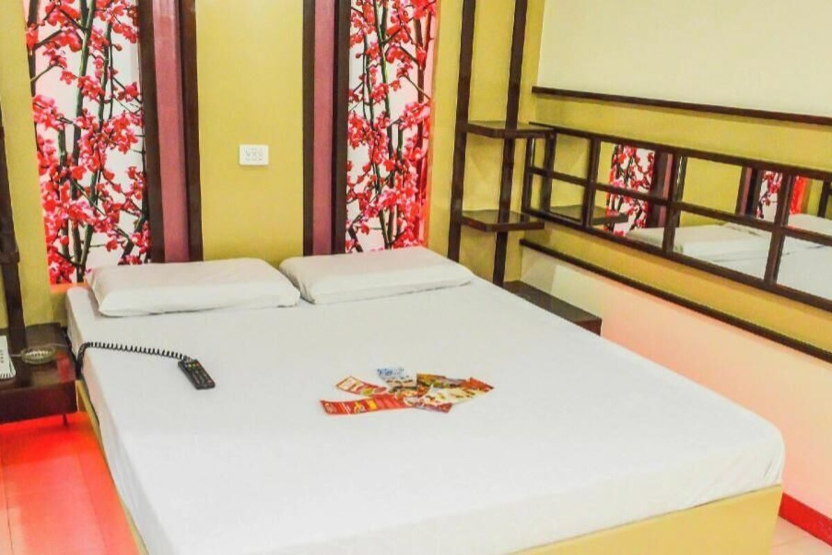 In-room safe, desk, WiFi (free), bed sheets