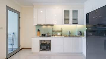 Full-size fridge, microwave, stovetop, electric kettle