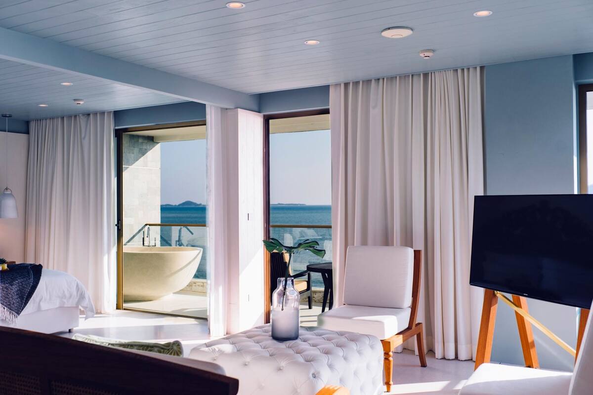 grand suite | bathroom | shower, free toiletries, hair dryer, bathrobes