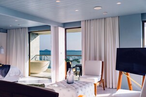 Grand Suite | Bathroom | Shower, free toiletries, hair dryer, bathrobes