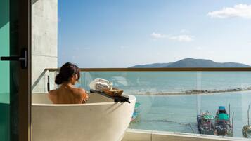Suite Grand | Bagno | Doccia, set di cortesia gratuito, asciugacapelli, accappatoio