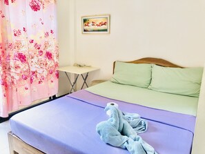 Minibar, in-room safe, desk, iron/ironing board - Lolo Bob's Bed And Breakfast (El Nido)