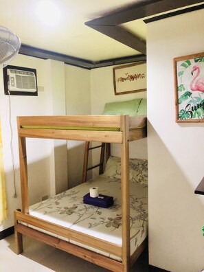 Familjerum | Minibar, värdeförvaringsskåp på rummet och skrivbord