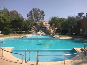 Outdoor pool - Golden Amoon Resort (Hoskote)