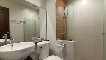 Superior Double Room | Bilik Mandi | Pancuran mandi, kelengkapan dandanan diri percuma, pengering rambut