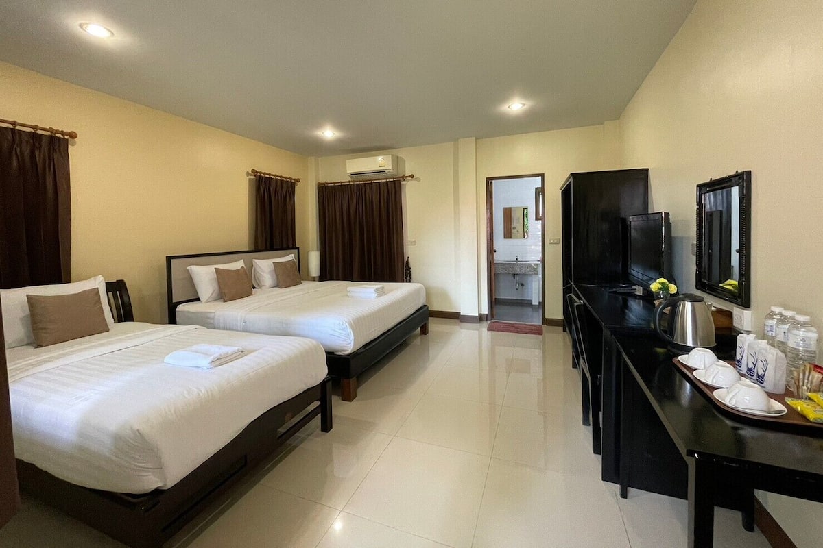 Standard Triple Room | Desk, blackout drapes, free WiFi, bed sheets