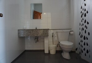 Kamar Double Standar | Kamar mandi | Shower, perlengkapan mandi gratis, pengering rambut, dan handuk