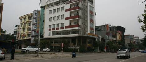 A multi-story hotel with a sign reading "Sen Trang Hotel".