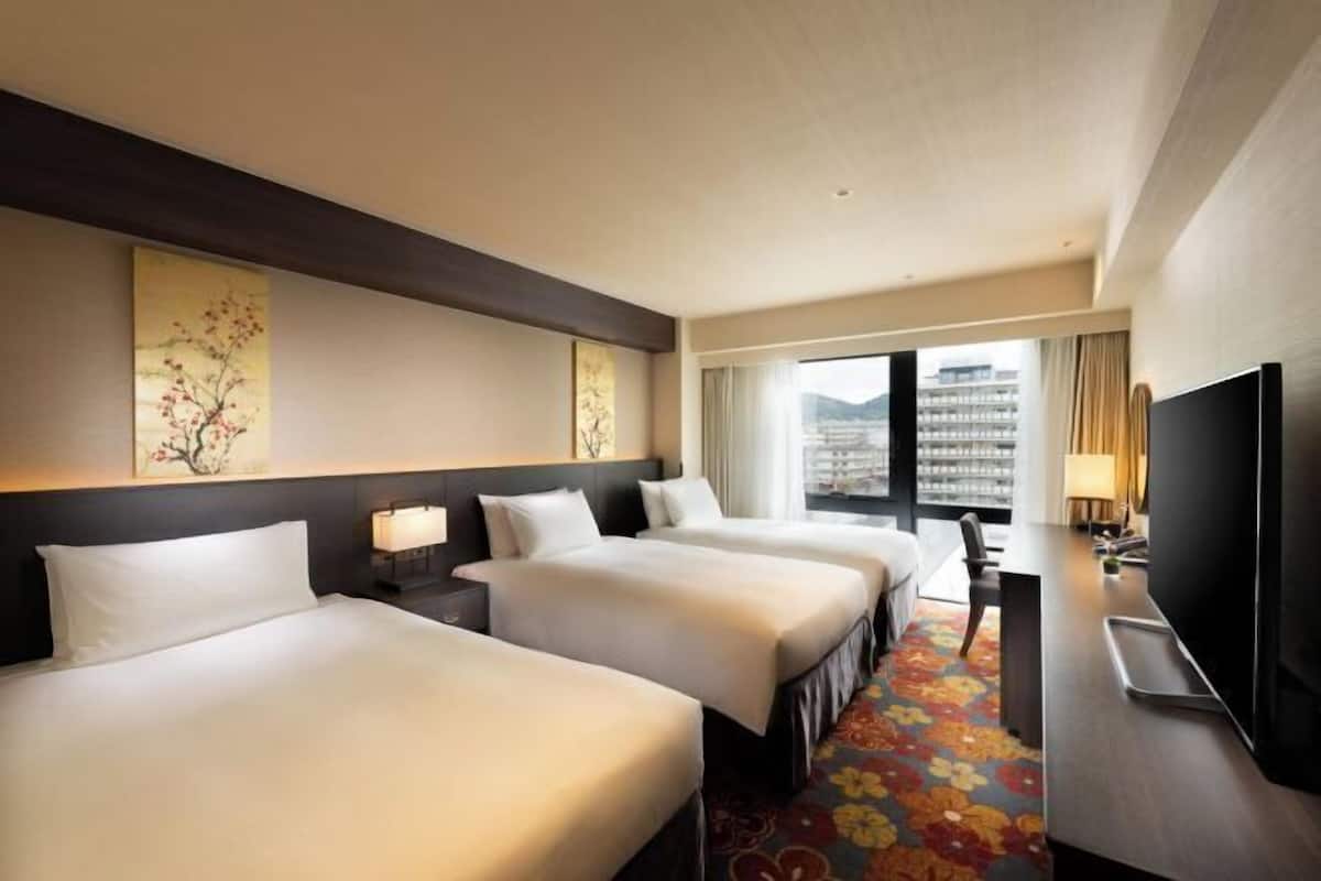 Down duvets, in-room safe, desk, blackout curtains