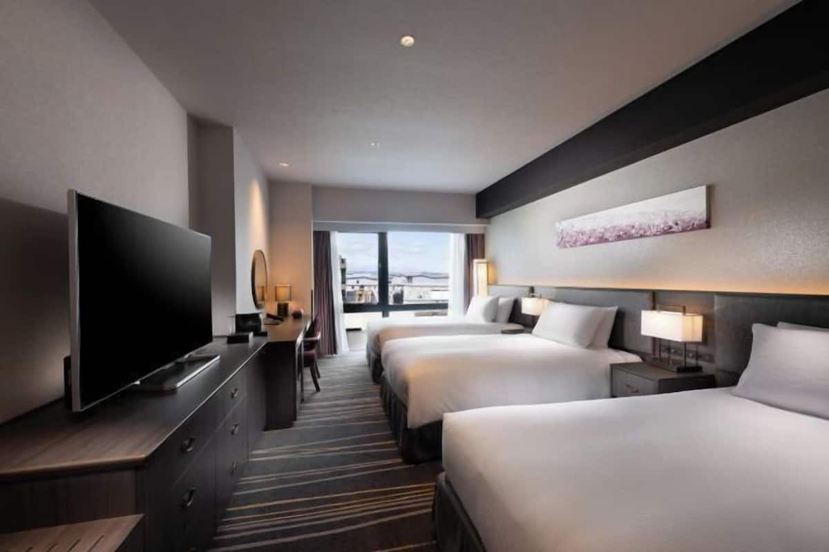 Down duvets, in-room safe, desk, blackout curtains
