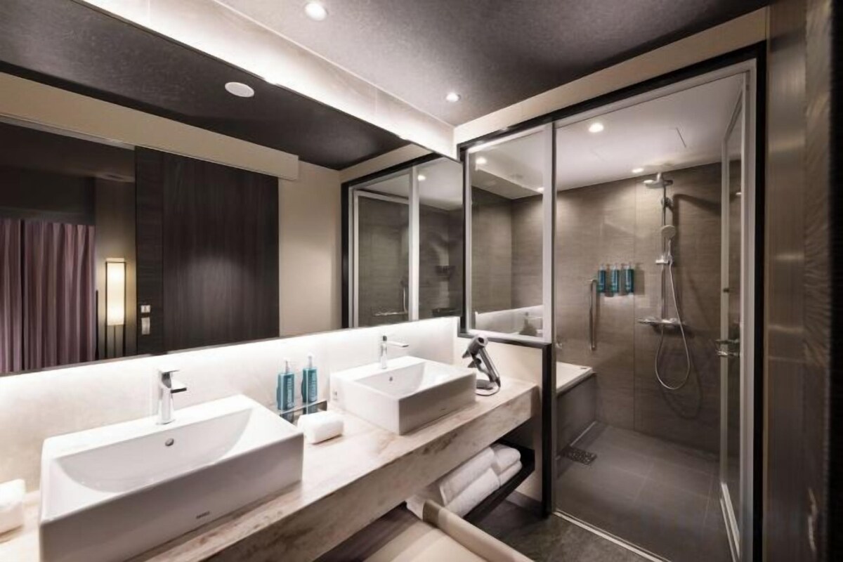 Bathroom | Combined shower/bathtub, deep-soaking bathtub, free toiletries