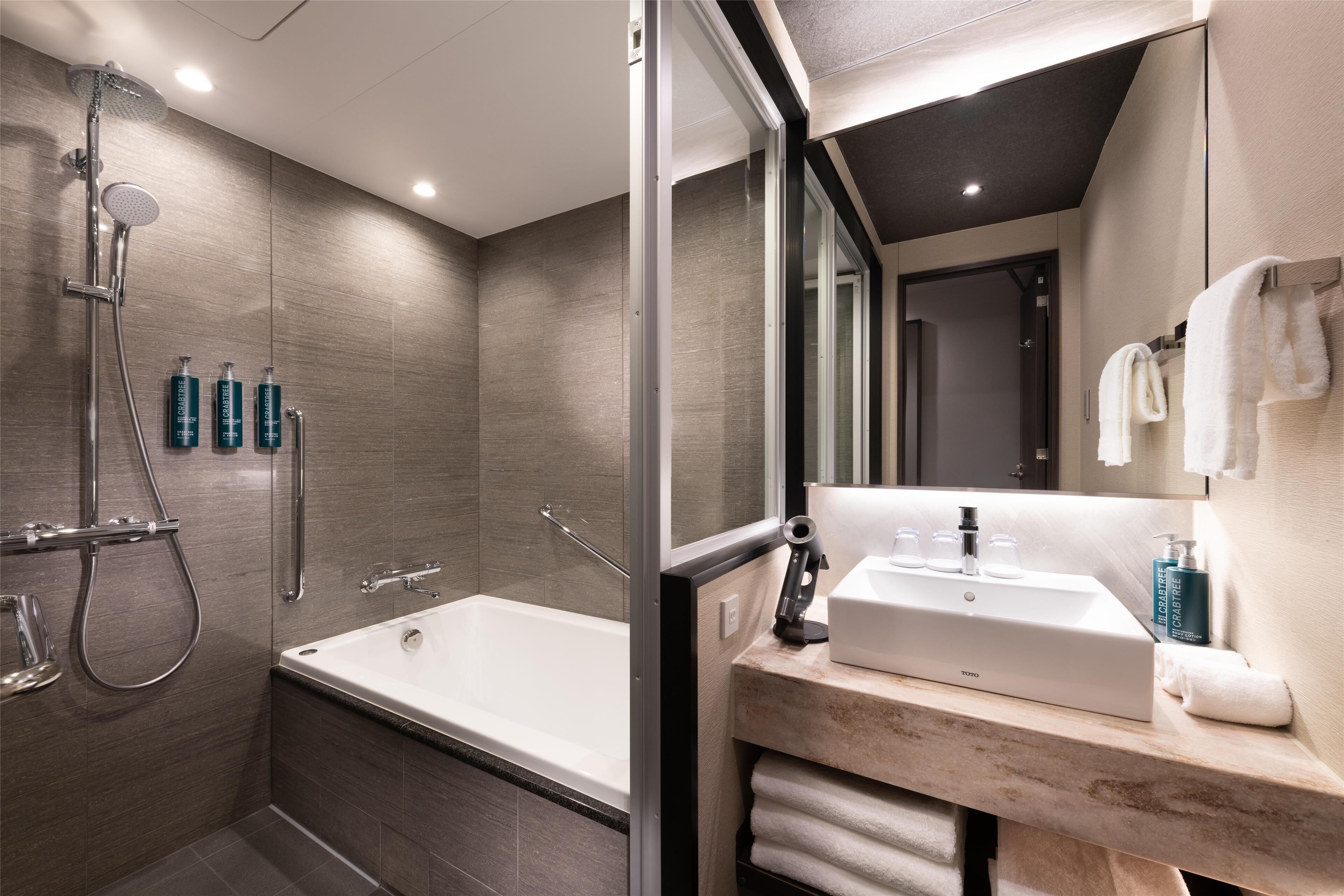 executive room, 3 single beds | bathroom | combined shower/bathtub, deep-soaking bathtub, free toiletries