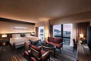 Cubrecamas, caja de seguridad en la habitación y escritorio 