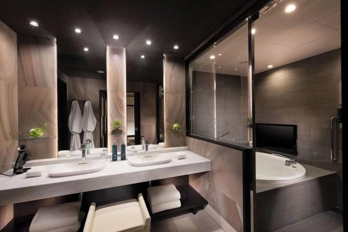 Bathroom | Combined shower/bathtub, deep-soaking bathtub, free toiletries