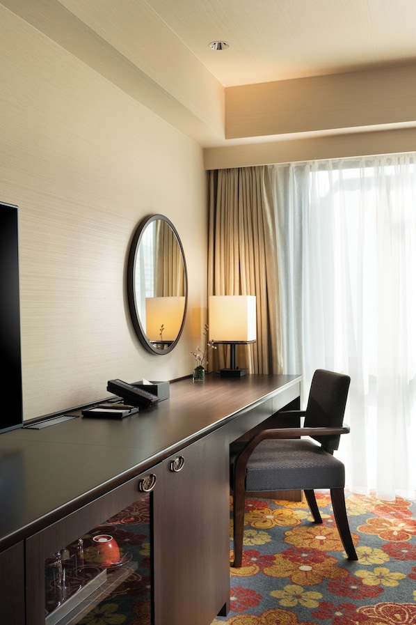 Down duvets, in-room safe, desk, blackout curtains