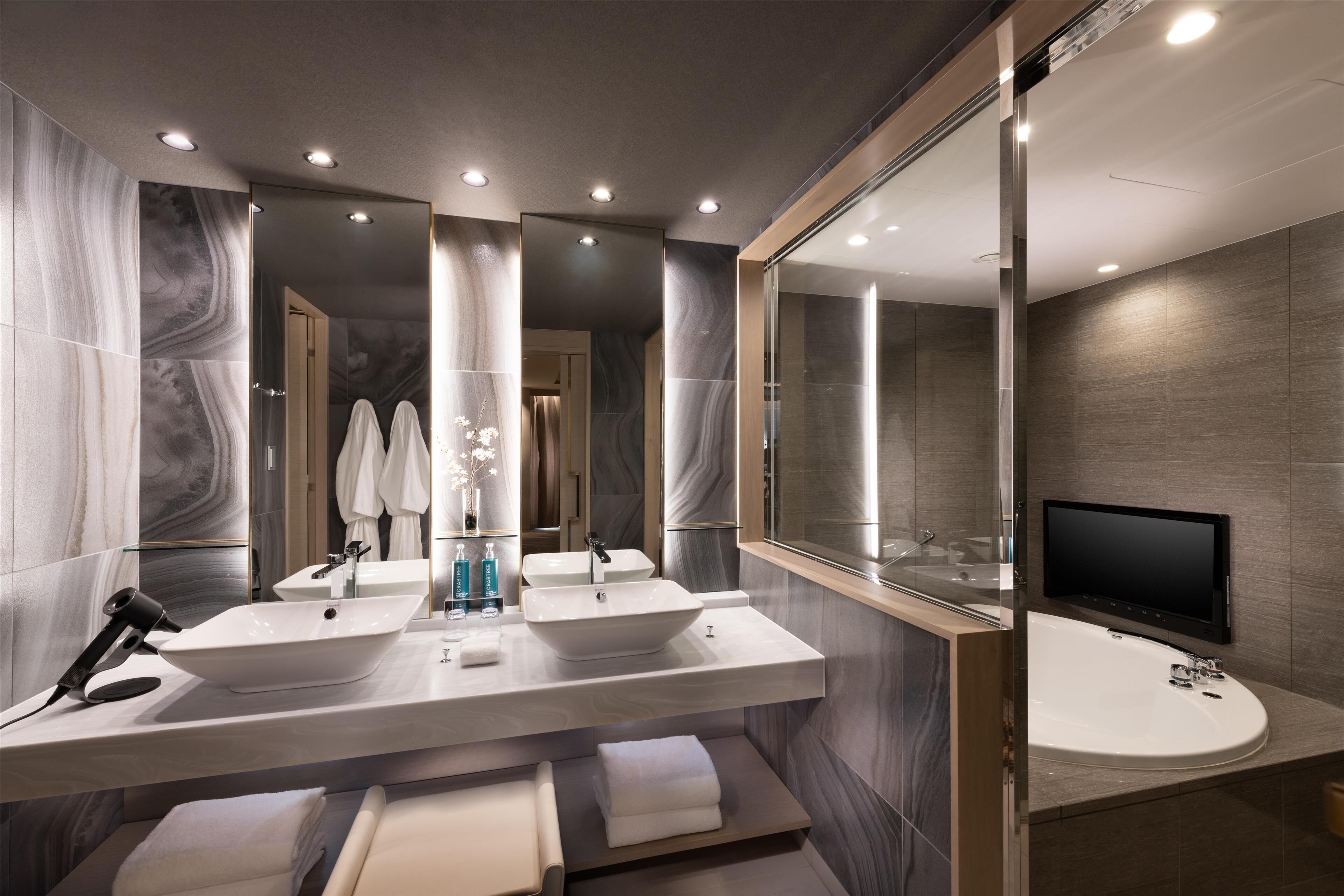 executive suite, 2 double beds | bathroom | combined shower/bathtub, deep-soaking bathtub, free toiletries