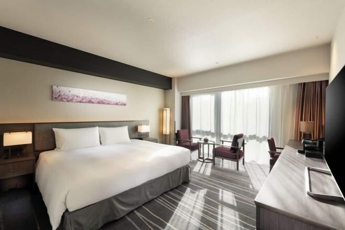 Down duvets, in-room safe, desk, blackout curtains