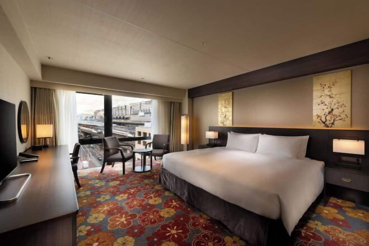 Down duvets, in-room safe, desk, blackout curtains