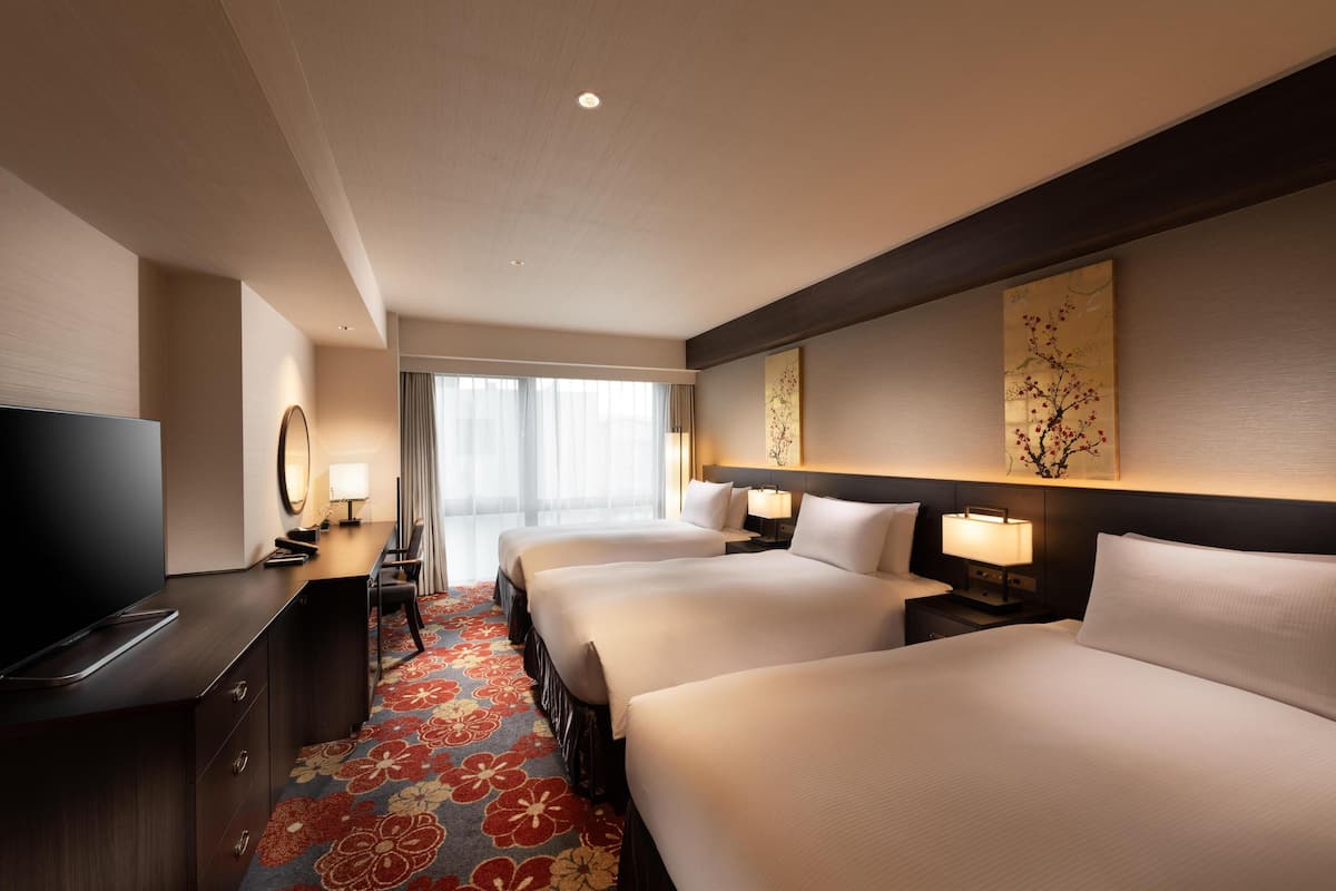 Down duvets, in-room safe, desk, blackout curtains