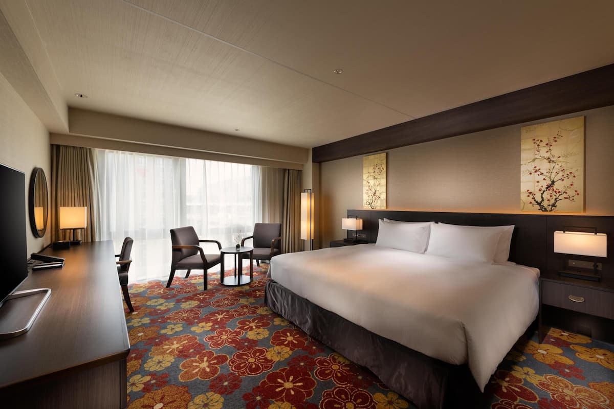 Down duvets, in-room safe, desk, blackout curtains