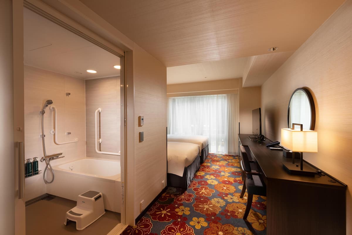 Down duvets, in-room safe, desk, blackout curtains