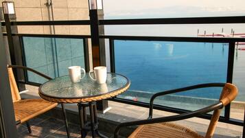 Duplex (A402) | Living area | Flat-screen TV