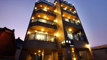 Front of property โ evening/night