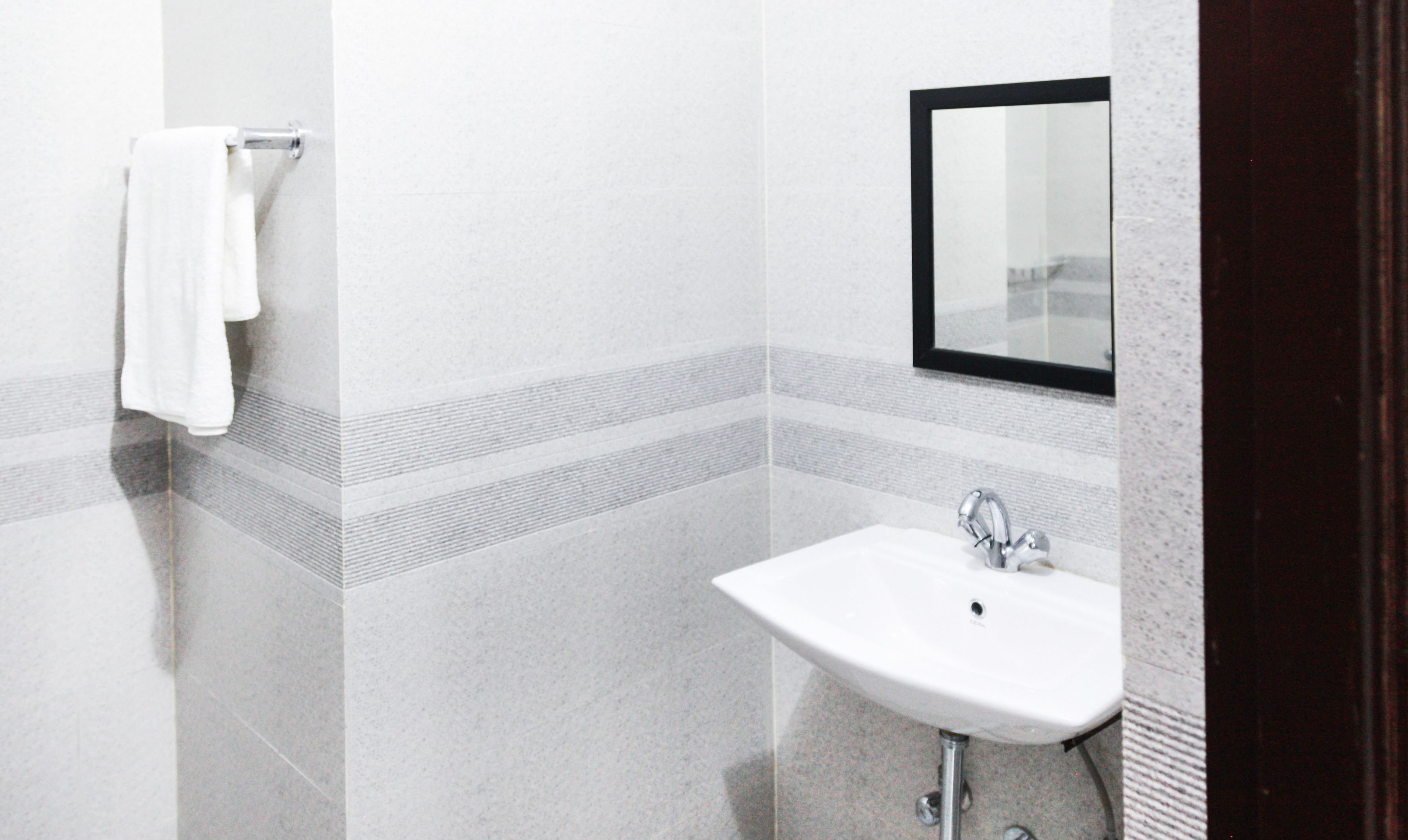 standard room | bathroom | shower, free toiletries, towels
