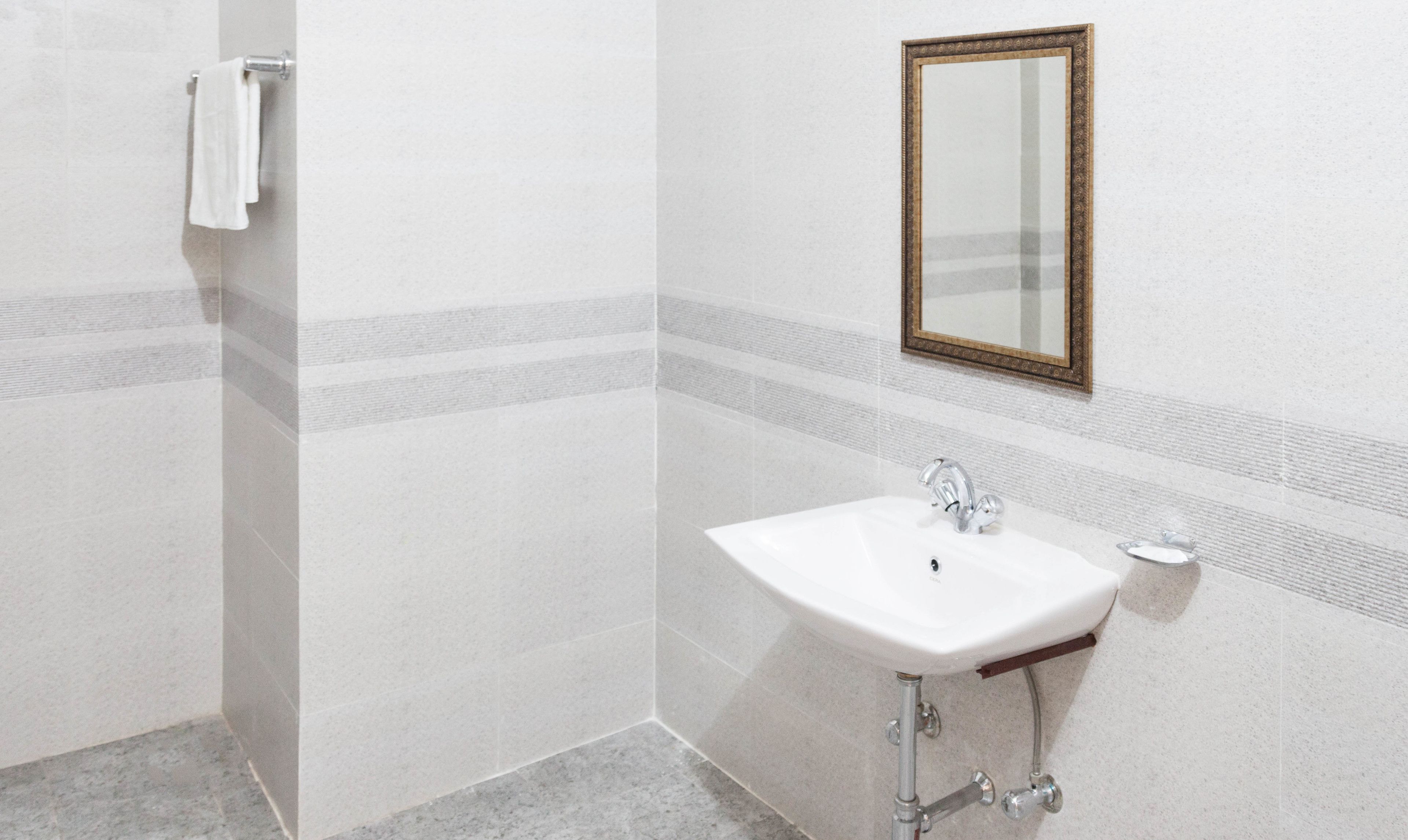 standard room | bathroom | shower, free toiletries, towels