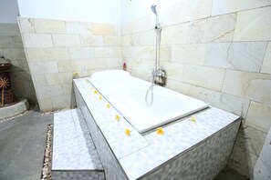 Combined shower/bathtub, free toiletries