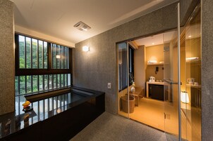 泉水浴缸、大花洒淋浴喷头、吹风机、浴袍