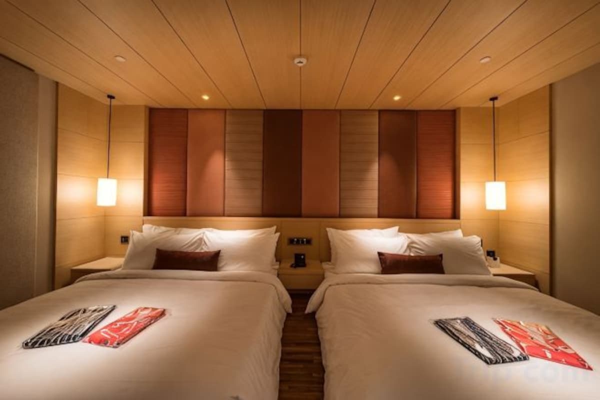 Premium bedding, pillowtop beds, minibar, in-room safe