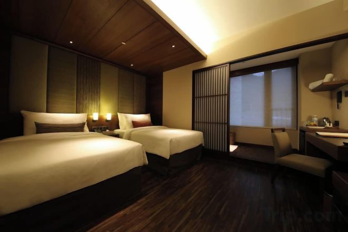 Premium bedding, pillowtop beds, minibar, in-room safe