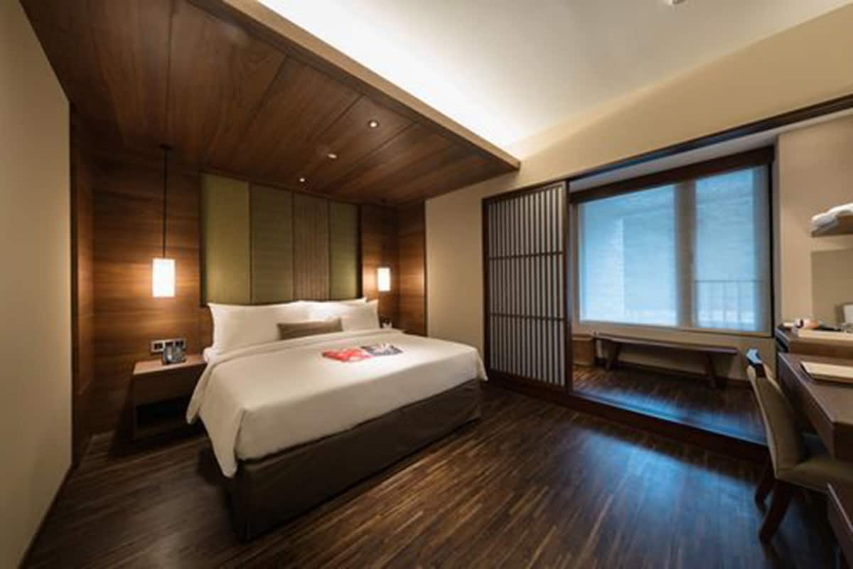 經典客房一大床 | 高級寢具、舒適加層、迷你吧、客房內保險箱