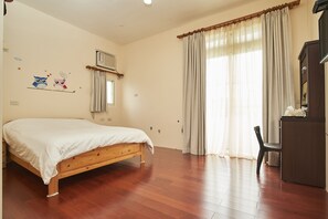 Basic Double Room, 1 Double Bed | Desk, blackout drapes, bed sheets - Dragon House B&B (Dongshan)