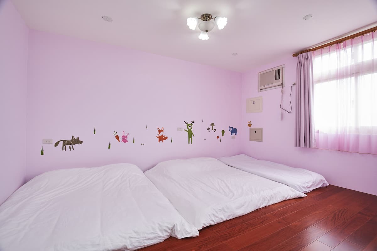 Habitación familiar | Escritorio, cortinas blackout y ropa de cama