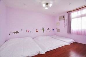 Family Room | Desk, blackout drapes, bed sheets - Dragon House B&B (Dongshan)