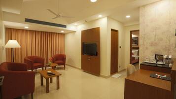 Suite | Minibar, in-room safe, desk, iron/ironing board