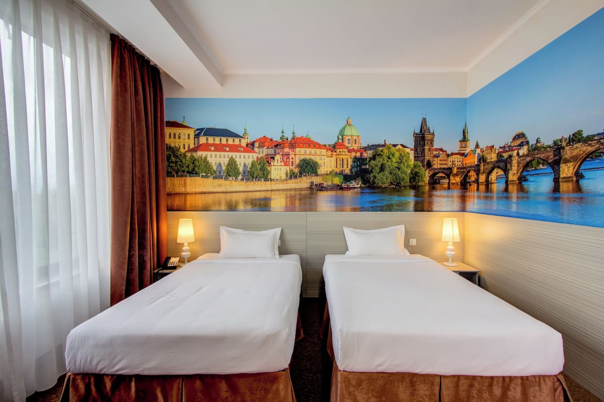 Standaard Twin kamer, uitzicht op bergen | Luxe beddengoed, een minibar, een kluis op de kamer, een bureau