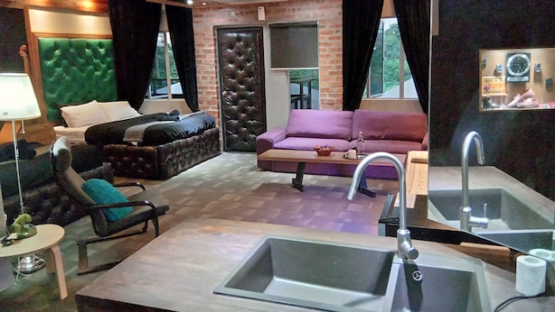 Deluxe Family Suite | Living area - Bunker Hotel & Restaurant (Kuala Lumpur)