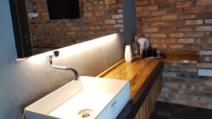 Deluxe Room (Enzo) | Bathroom sink - Bunker Hotel & Restaurant (Kuala Lumpur)